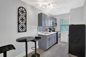 基础单人房, 1 张大床 (Rustic 2) | 私人厨房 | 冰箱、微波炉、烤箱、厨具/餐具