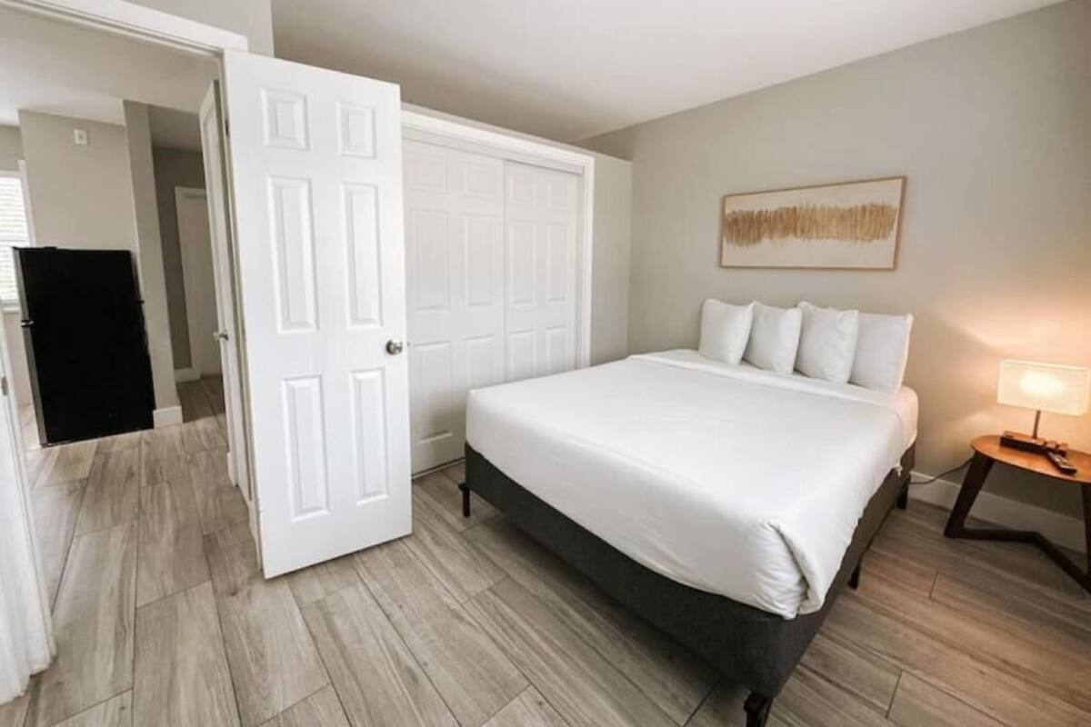 Quarto solteiro urbano, 1 cama Queen e sofá-cama, para não fumantes | Ferros/tábuas de passar roupa, Wi-Fi de cortesia