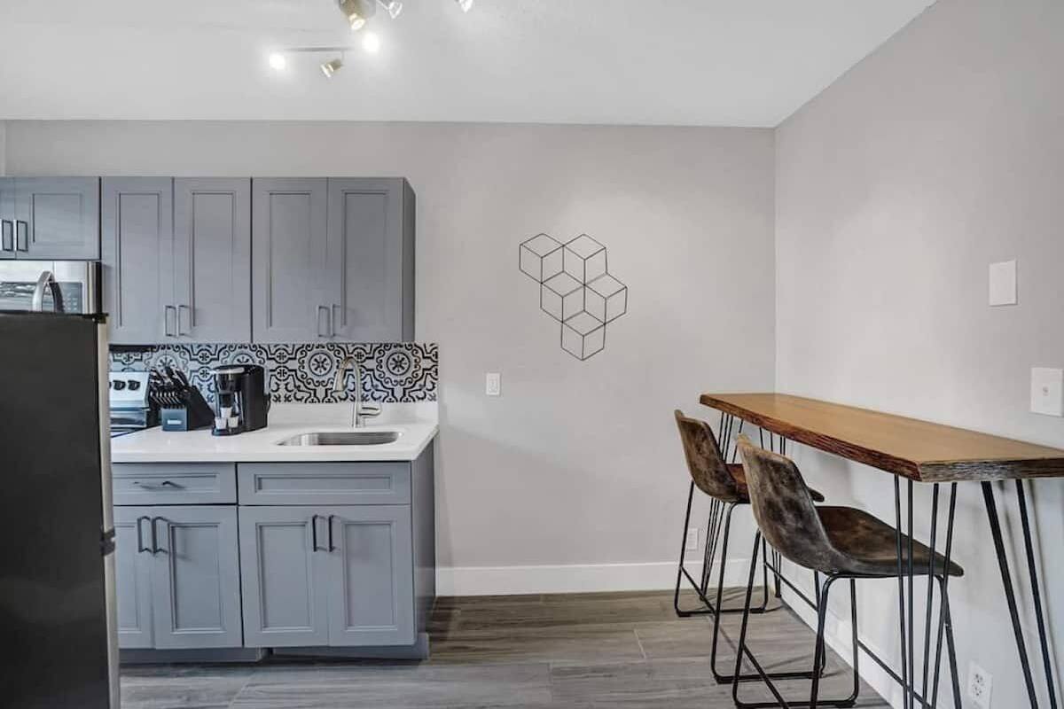 Quarto solteiro standard, 1 cama Queen e sofá-cama | Cozinha privada | Geladeira, micro-ondas, fogão, talheres/pratos/utensílios de cozinha