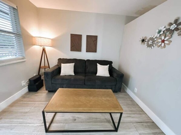 Quarto solteiro exclusivo, 1 cama Queen e sofá-cama, para não fumantes | Área de estar