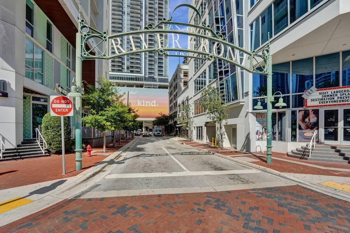 Une vue d’une rue avec un panneau indiquant « Entrée interdite », un panneau indiquant « Au bord de la rivière » et un panneau invitant à « Visiter Lauderhill ».