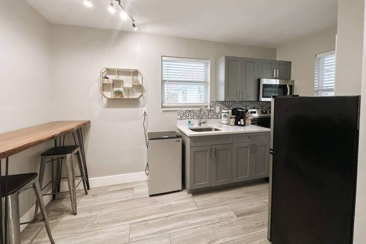 Quarto solteiro exclusivo, 1 cama Queen e sofá-cama, para não fumantes | Cozinha privada | Geladeira, micro-ondas, fogão, talheres/pratos/utensílios de cozinha