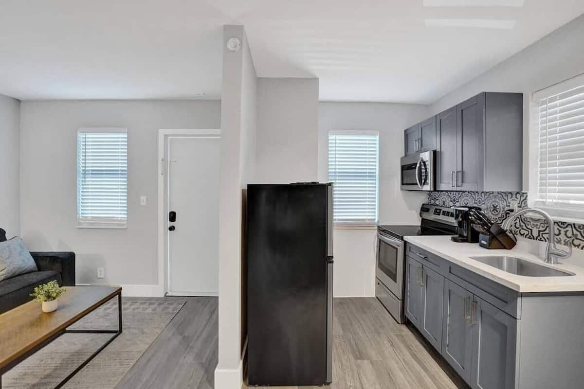 Chambre Simple Club, 1 grand lit et 1 canapé-lit, non-fumeurs | Cuisine privée | Réfrigérateur, micro-ondes, four