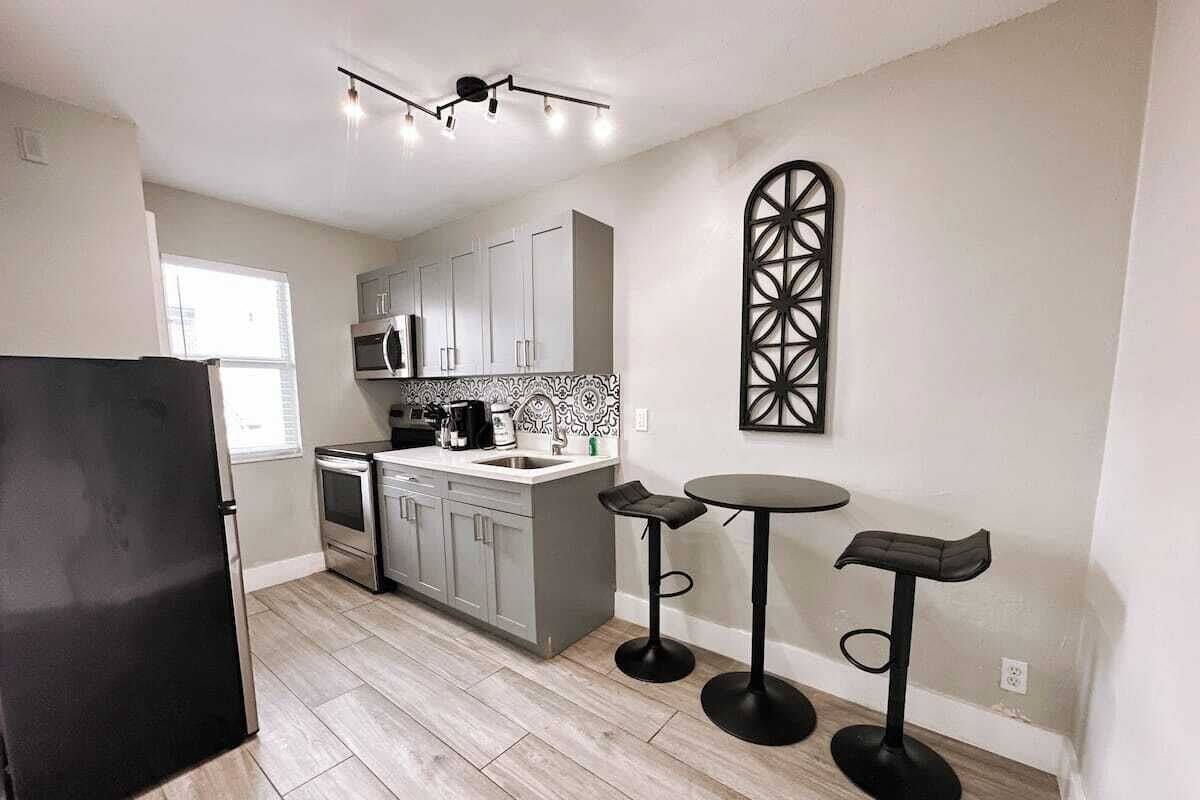 Quarto solteiro conforto, 1 cama Queen e sofá-cama | Cozinha privada | Geladeira, micro-ondas, fogão, talheres/pratos/utensílios de cozinha