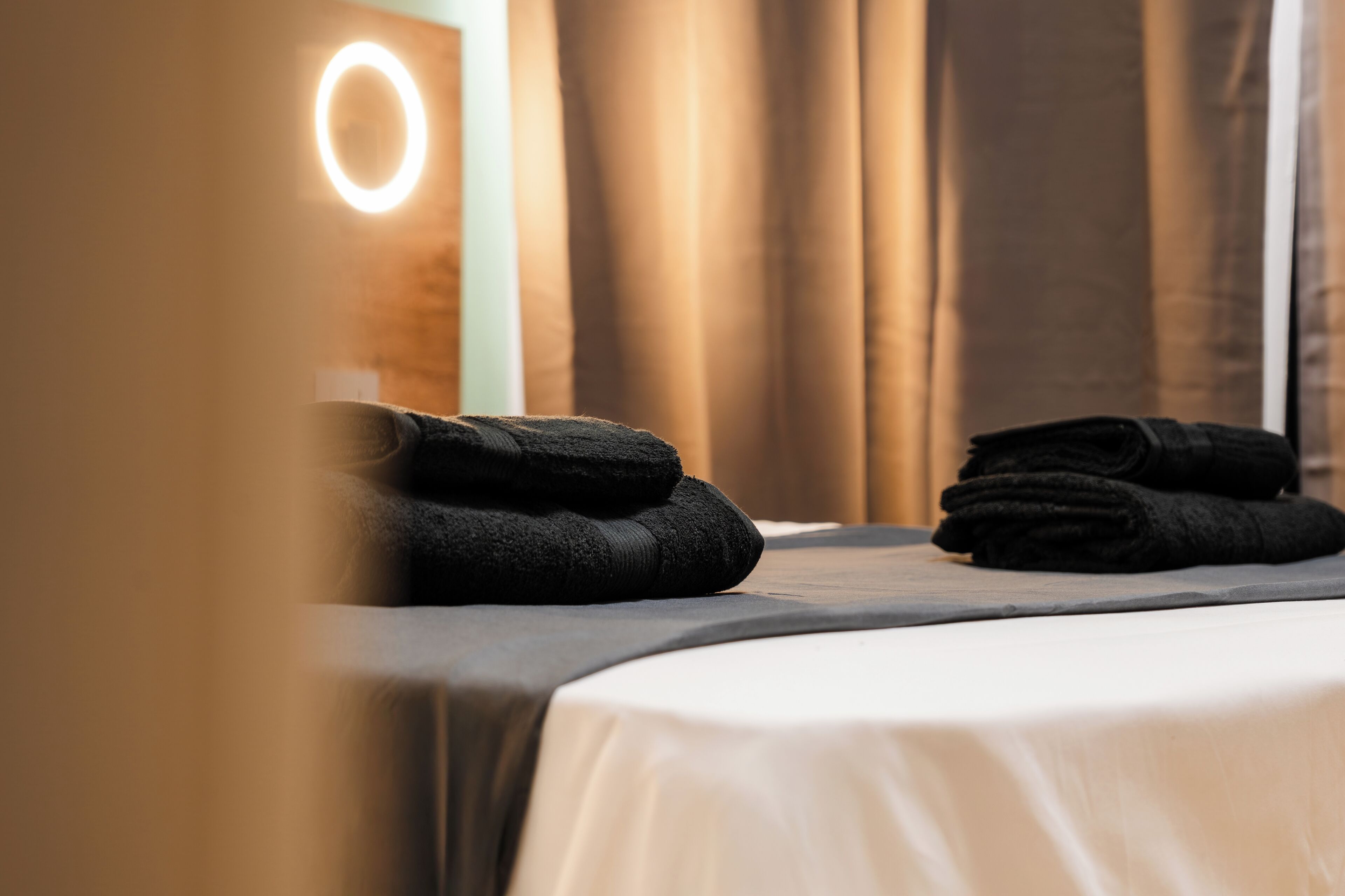 Verdunkelungsvorhänge, kostenloses WLAN