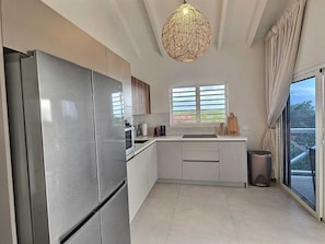Geladeira, micro-ondas, fogão, cooktop