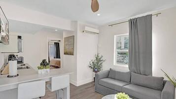 Classic-Penthouse, 2 Schlafzimmer, eingeschränkter Meerblick (Eden 2301) | Wohnbereich