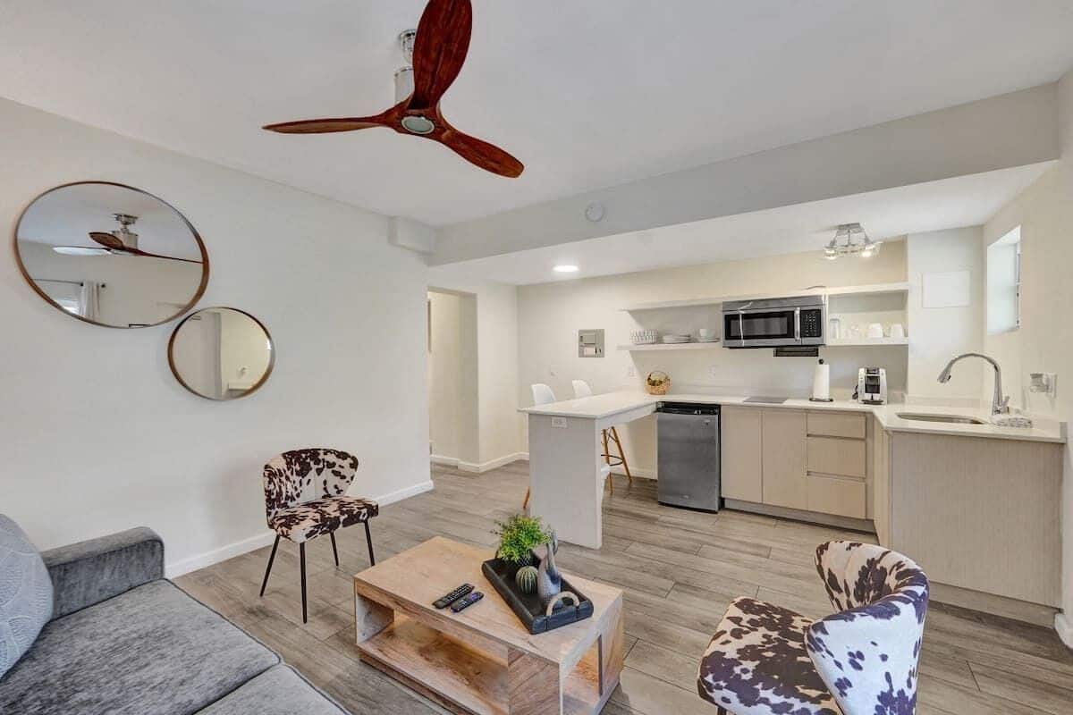 Un apartamento moderno con sala de estar, cocina y comedor.