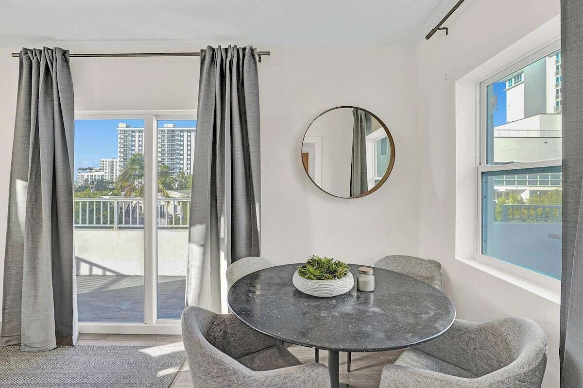 クラシック ペントハウス 2 ベッドルーム パーシャル オーシャン ビュー (Eden 2301) | リビング エリア