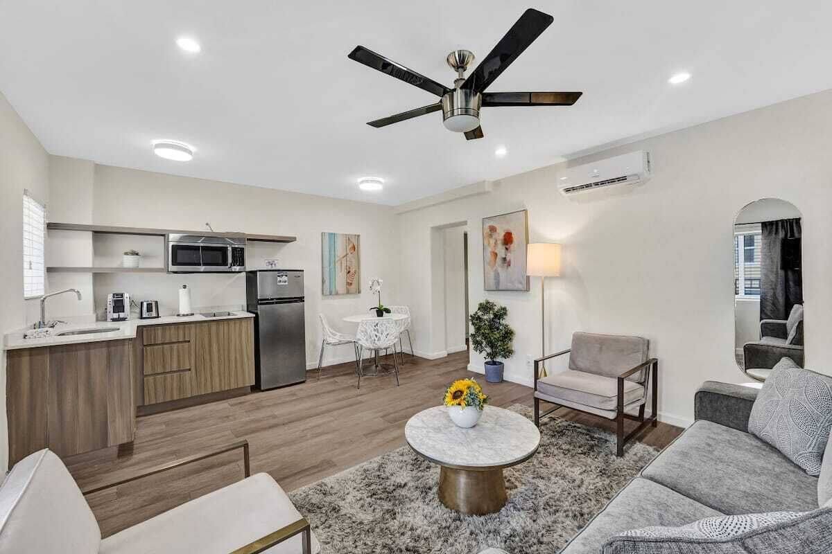 Un espacio habitable moderno con cocina, comedor y zona de estar.