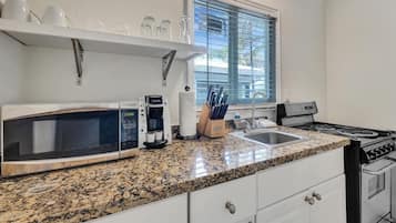 Estudio clásico, patio (Eden 1205) | Cocineta privada | Frigobar, microondas, horno y utensilios de cocina