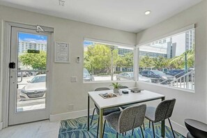 Living area - Eden by the Beach (Fort Lauderdale)