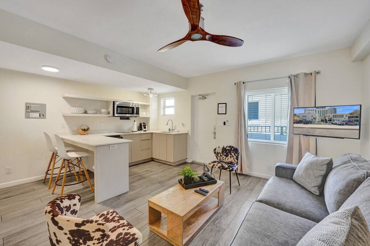 Un apartamento moderno con cocina, comedor y sala de estar.