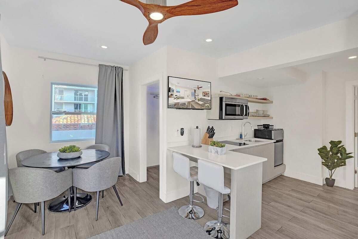 Classic Penthouse, 2 Bedrooms, Partial Ocean View (Eden 2301) | Living area