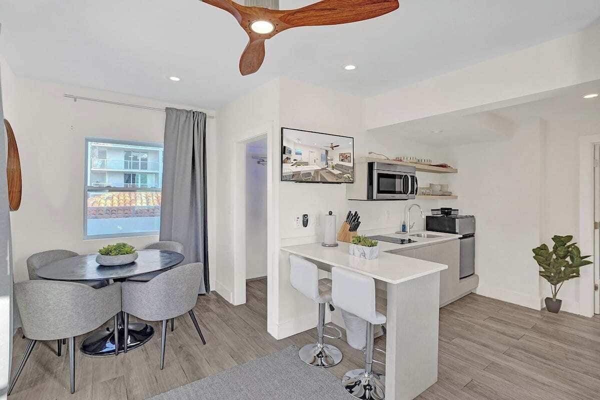 Ático clásico, 2 habitaciones, vistas parciales al mar (Eden 2301) | Zona de estar