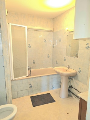 Sèche-cheveux, serviettes fournies, savon, papier toilette