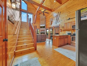 Smart TV - Rustic Retreat – Jacuzzi, Fireplaces & Views (Sevierville)