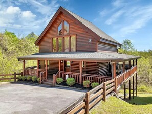 Exterior - Rustic Retreat – Jacuzzi, Fireplaces & Views (Sevierville)