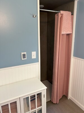 Regadera, toallas, papel de baño 