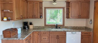 Charming 3-bedroom cottage with Lake Superior access near Duluth with WiFi, AC