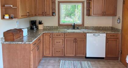 Charming 3-bedroom cottage with Lake Superior access near Duluth with WiFi, AC