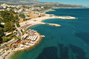 En la playa y camastros