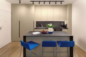 Fridge, oven, stovetop, dishwasher