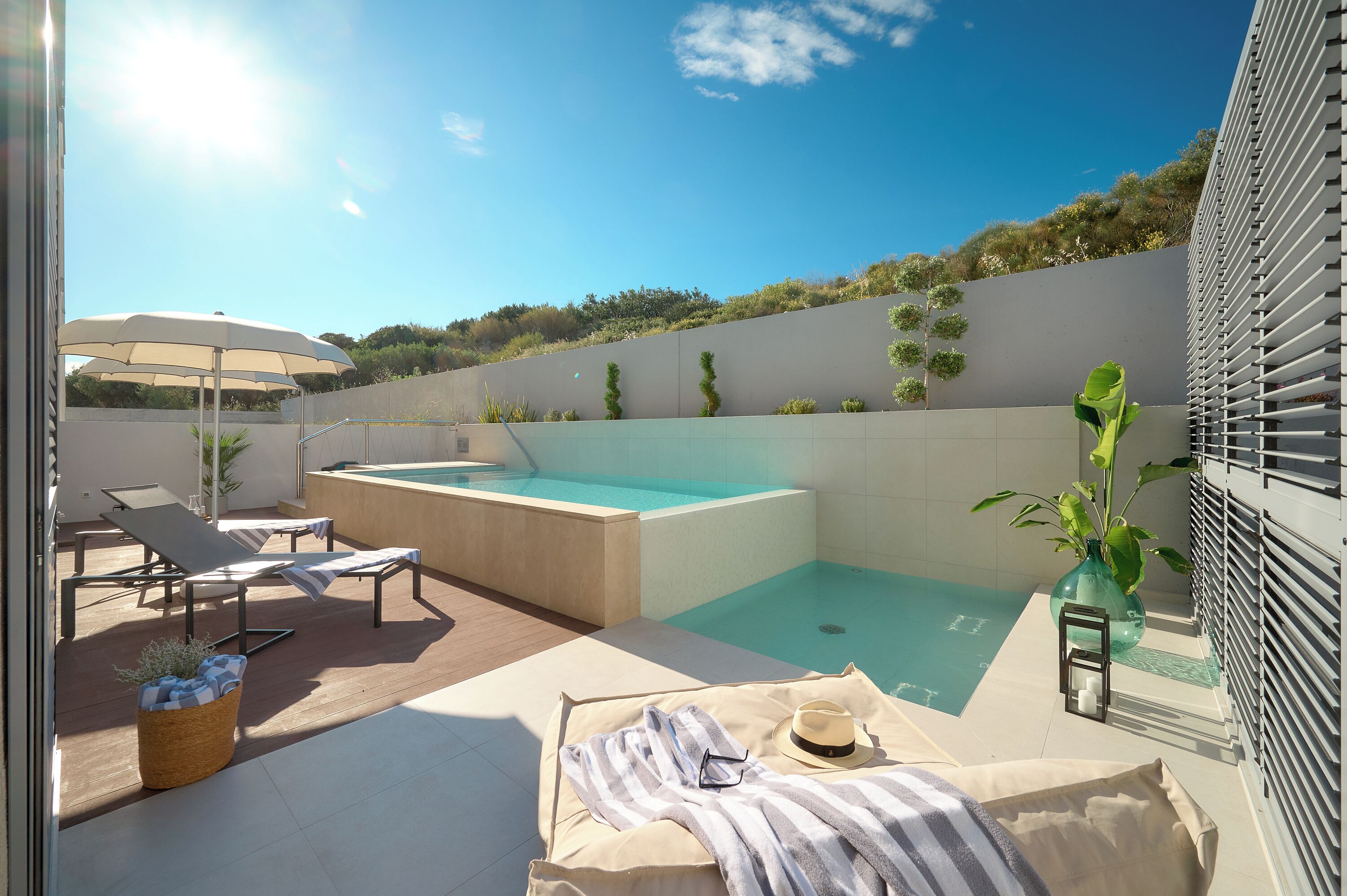 Una piscina al aire libre, una piscina climatizada