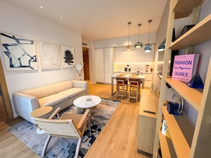 ห้องเอ็กเซกคิวทีฟสวีท | ห้องนั่งเล่น | ทีวีจอแอลซีดี 55 นิ้ว พร้อมช่องดาวเทียม