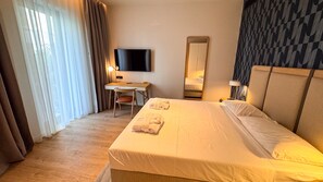 Suite ejecutiva | Ropa de cama de alta calidad y escritorio