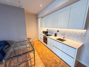 Suite superior | Cocina privada | Refrigerador, horno, parrilla de estufa y lavavajillas