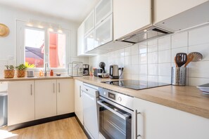 Fridge, microwave, oven, stovetop