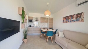 Eine moderne Wohnung mit Wohnzimmer, Essbereich und Küche.