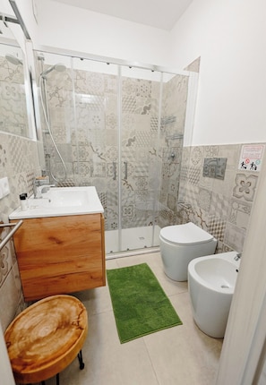 Doccia, asciugacapelli, bidet, asciugamani