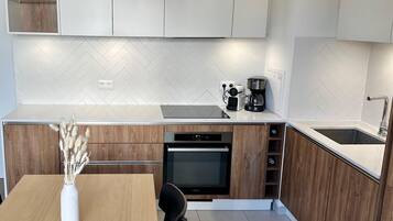 Kjøleskap, mikrobølgeovn, ovn og oppvaskmaskin