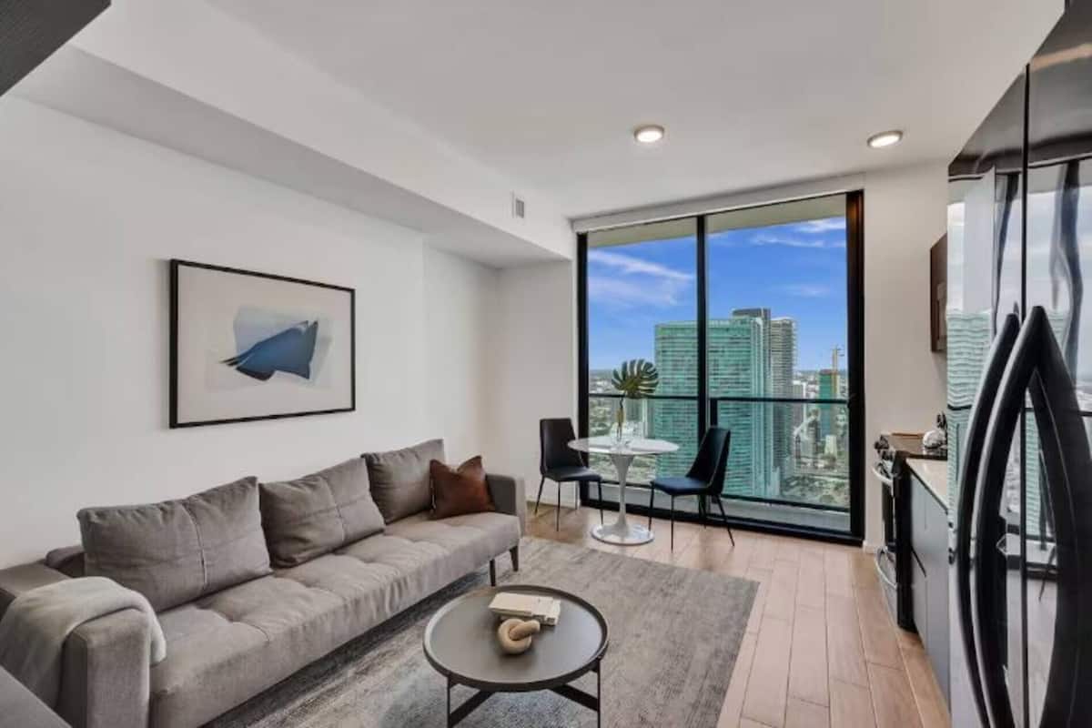 Estudio Premium, cocina, vista a la bahía | Área de sala de estar | Televisión LED de 40 pulgadas con canales digitales