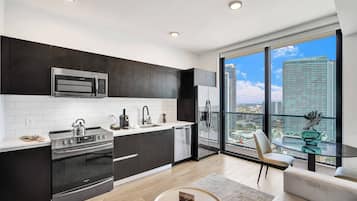 Royal studio, keuken, uitzicht op baai | Privékeuken | Een koelkast, een magnetron, een oven, een vaatwasser