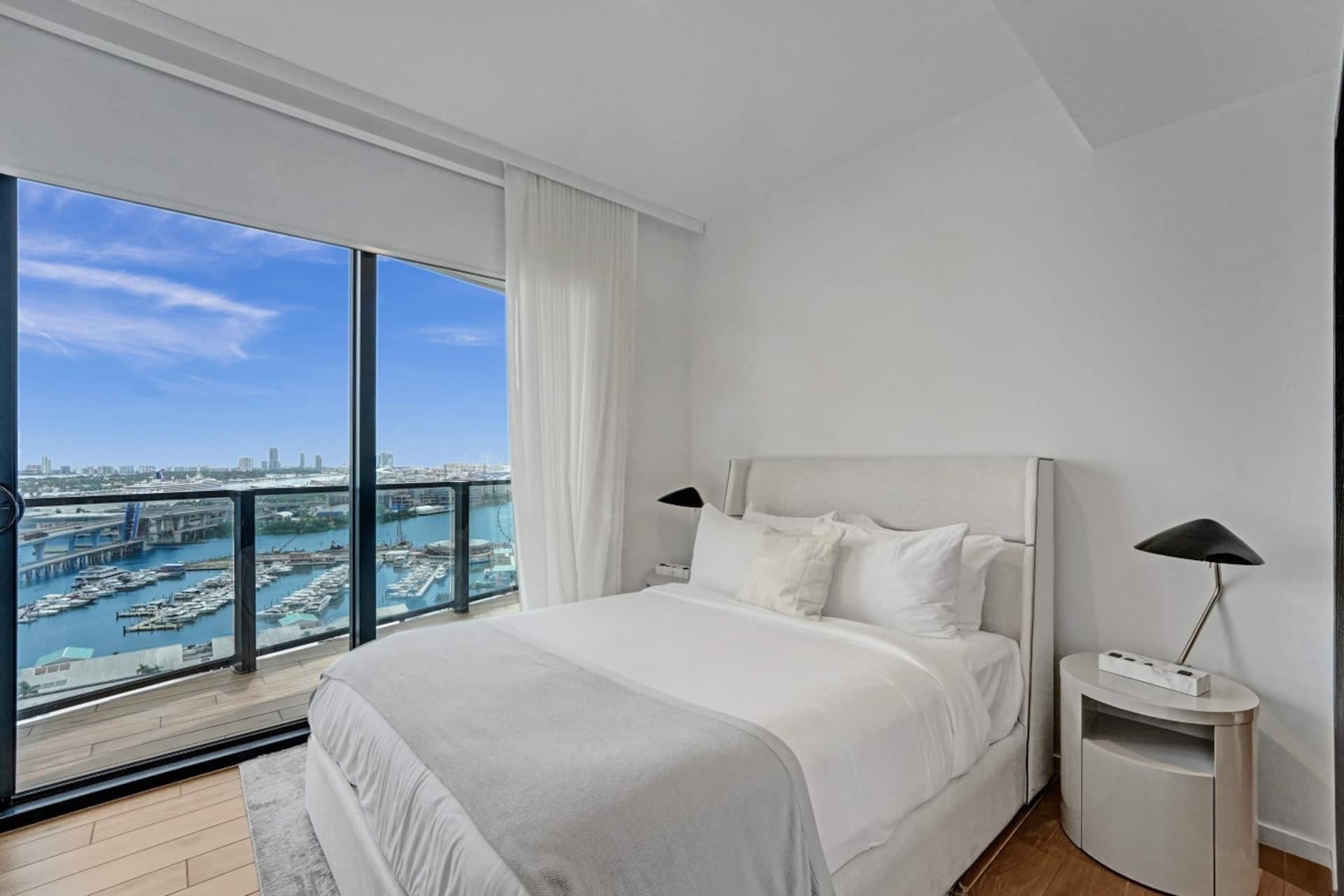 Condo luxueux, Plusieurs lits, vue sur la ville | Rideaux d’obscurcissement, fer et planche à repasser