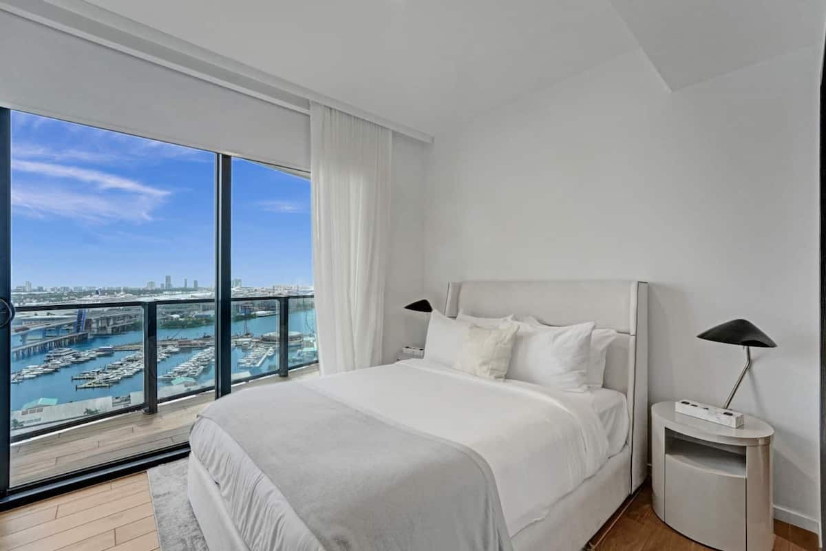 Condo luxueux, Plusieurs lits, vue sur la ville | Rideaux dâobscurcissement, fer et planche Ă repasser