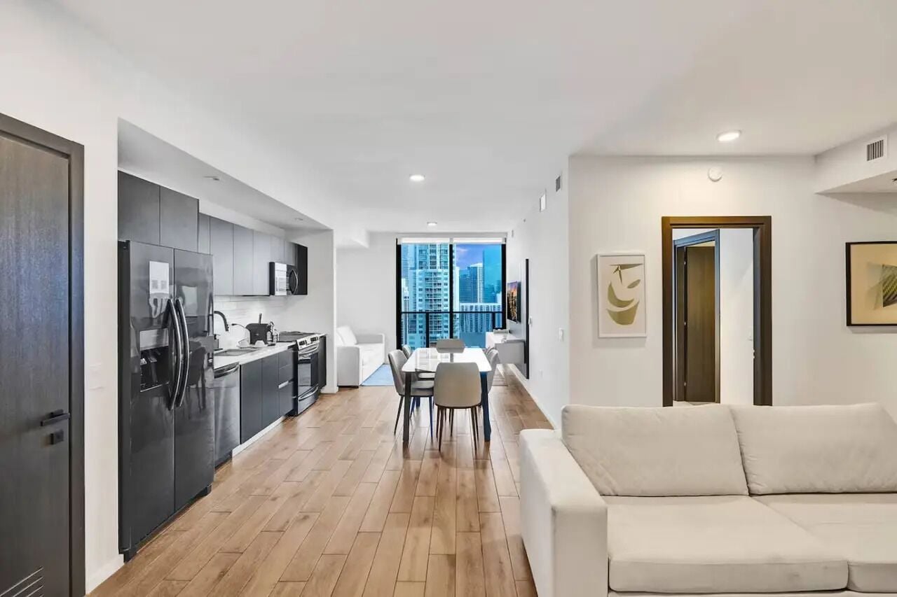 Classic-Apartment, 2 Queen-Betten, Buchtblick | Wohnbereich | 40-Zoll-LED-Fernseher mit Digitalempfang