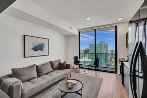 Estudio urbano, 1 cama Queen size | Área de sala de estar | Televisión LED de 40 pulgadas con canales digitales 