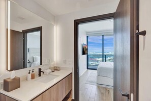 Classic Single Room (Elser 3710) | Bathroom | Shower, towels, soap, shampoo - Stay Hospitality - Downtown Miami (Miami)