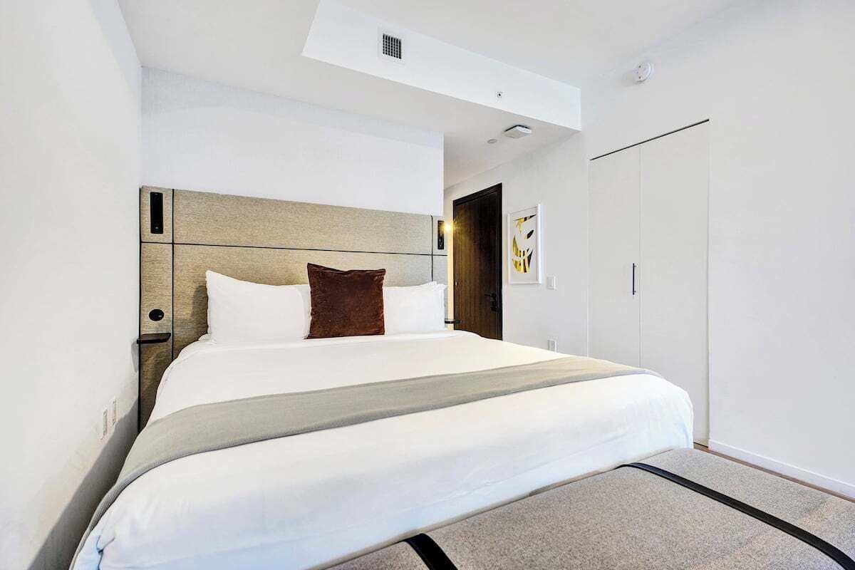 Cortinas blackout, tabla de planchar con plancha y wifi gratis