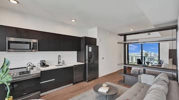 Estudio clásico, 1 cama Queen size, para no fumadores, cocina | Cocina privada | Refrigerador, microondas, horno y lavavajillas