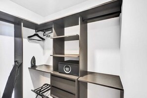 Estúdio clássico, 1 cama King e sofá-cama (Elser 2403) | Ferro/Tábua de passar roupa