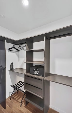 Estudio clásico, 1 cama King size y sofá cama (Elser 2403) | Plancha y tabla de planchar