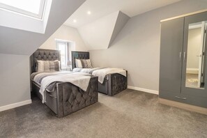 3 bedrooms, iron/ironing board, internet, bed sheets - 'The Loft' - 3 bedroom apartment in Crieff (Crieff)