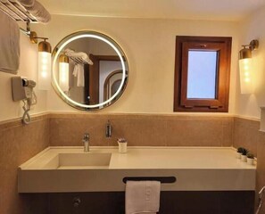 Secador de cabelo, toalhas de banho, sabonete, shampoo