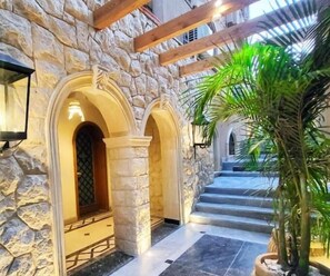 تفاصيل الفندق من الخارج