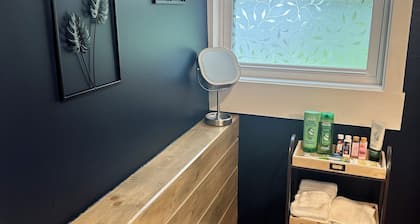 Cozy motel suite in charming Woodford with WiFi, AC